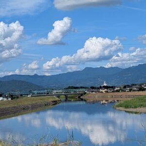 鹿央町の白山神社の山